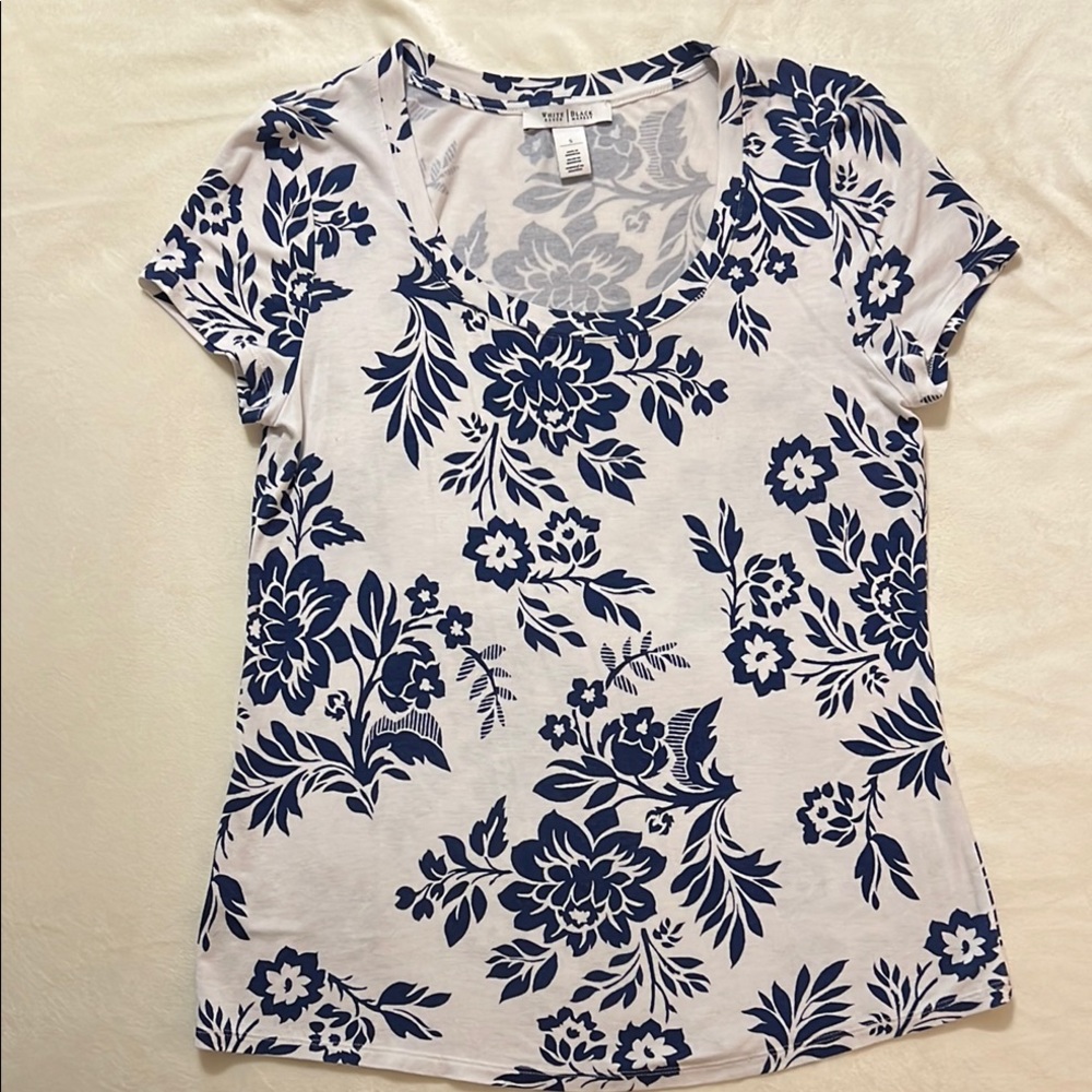 White House Black Market White Blue Fitted Short Sleeve T-shirt